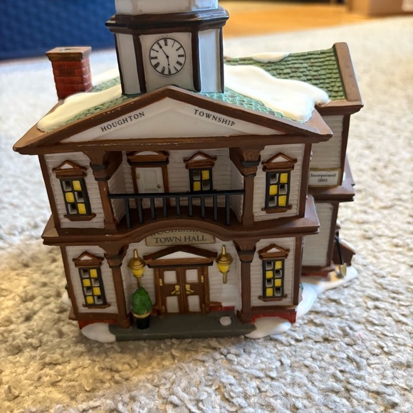 Dept 56 New England Village Series Woodbridge Town Hall 56.56670 56670 Christmas - Picture 3 of 8